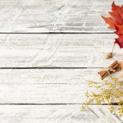 leaves-arrangement-white-wooden-background-with-copy-space