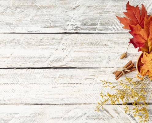 leaves-arrangement-white-wooden-background-with-copy-space